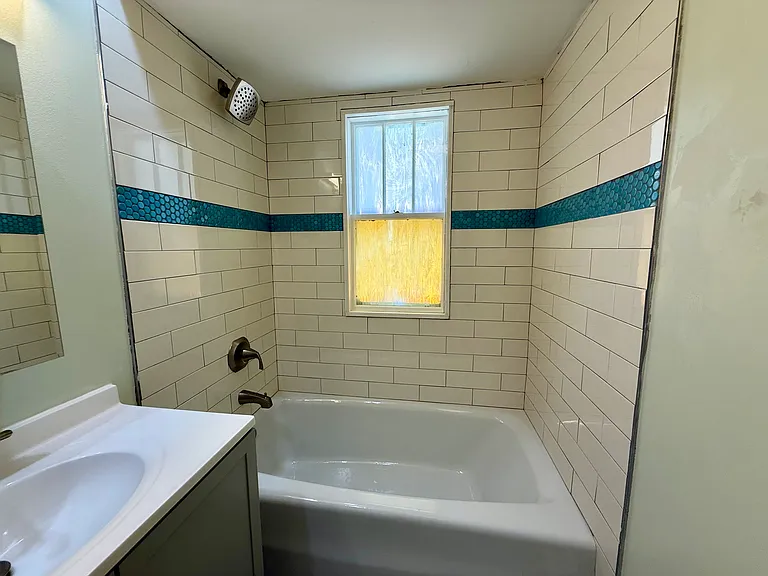 422 Paris Ave — Photo 15