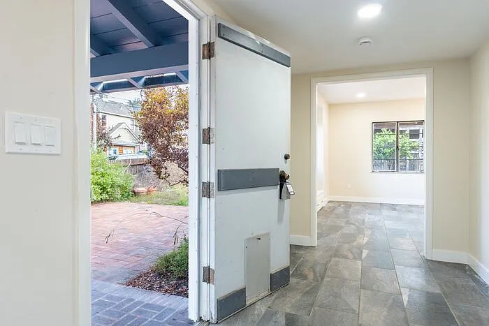 2 bed, 2.0 bath, 1000 sqft, $5,000 — Photo 3