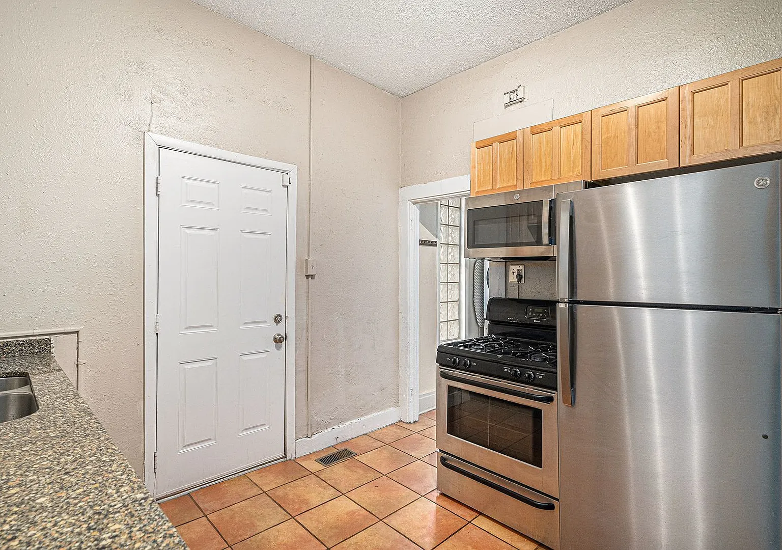 Charming 2-Bedroom Duplex with Large Yard in Curtis Park — Photo 4