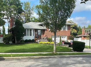 205 Martin Dr, Syosset, NY 11791