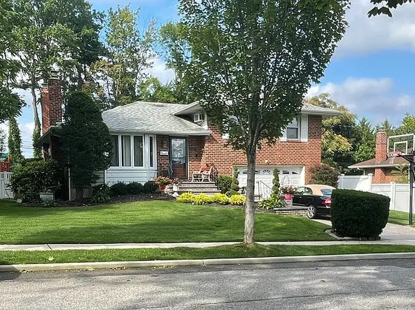 205 Martin Dr, Syosset, NY 11791