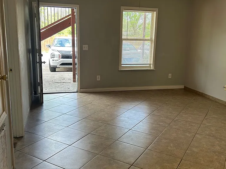 315 Texas Ln — Photo 3