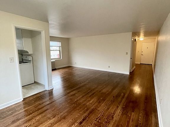 4th image of 929 Queen Anne Ave N #302