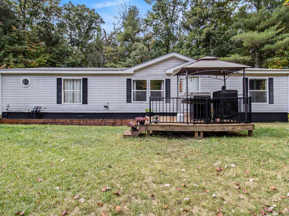 8833 Paw Paw Trl, Howard City, MI 49329