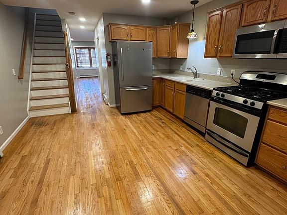 3rd image of 86 Beacon St #86