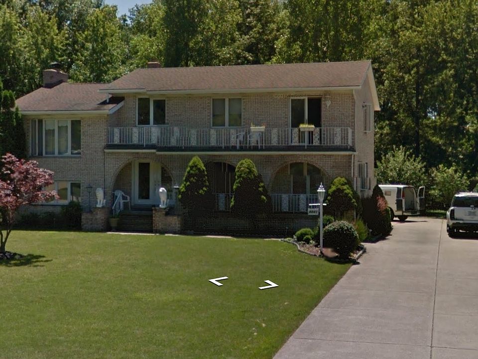 Photo front of the house, more photos coming soon