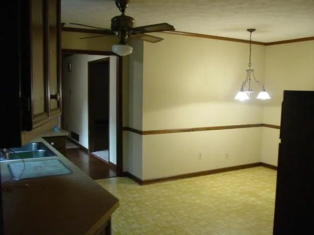 4 bed, 3.0 bath, 2500 sqft, $2,600 — Photo 2
