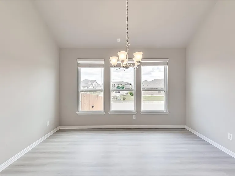 505 Palmilla St — Photo 13
