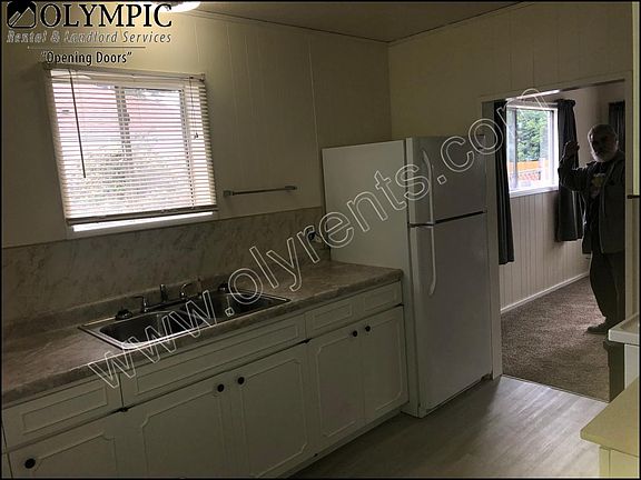 3rd image of 6028 Elm St SE