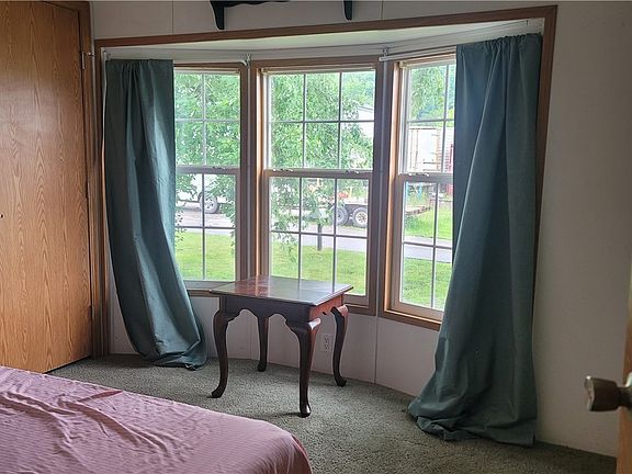5th image of 211 Broughton Ave