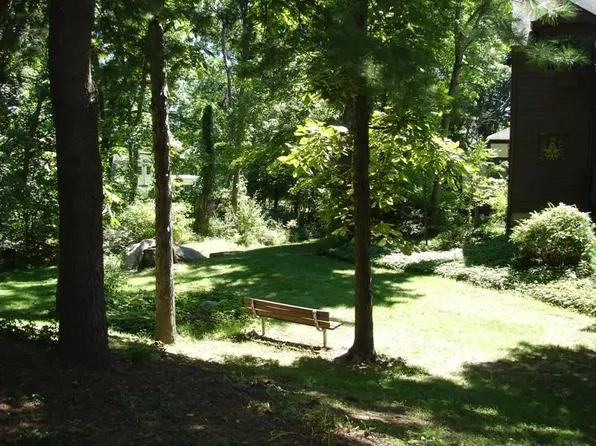 17 Falmouth Ct, Brookfield, CT 06804