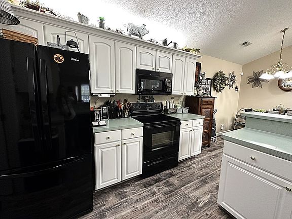 2nd image of 24 Stonington Cir