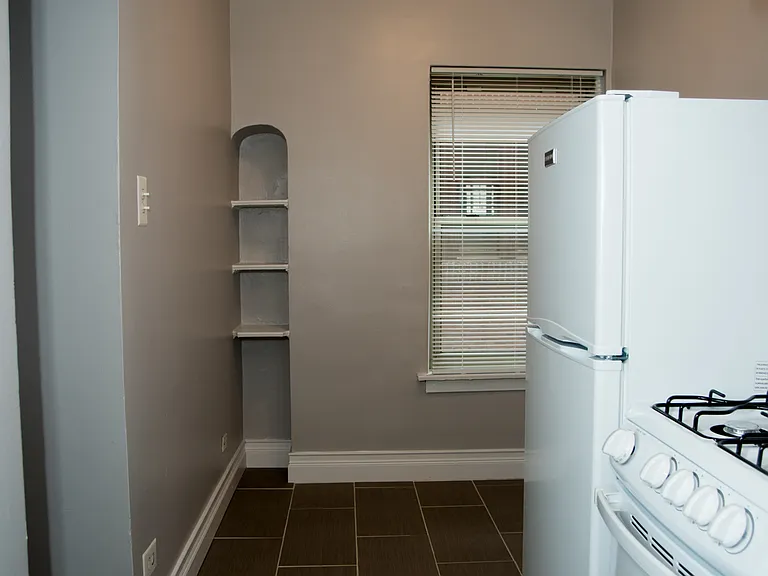 5737 N Kenmore Edgewater Apartments — Photo 10