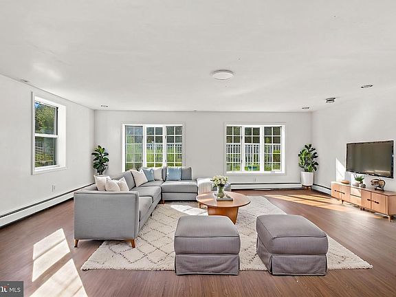 5th image of 2438 Pine Rd