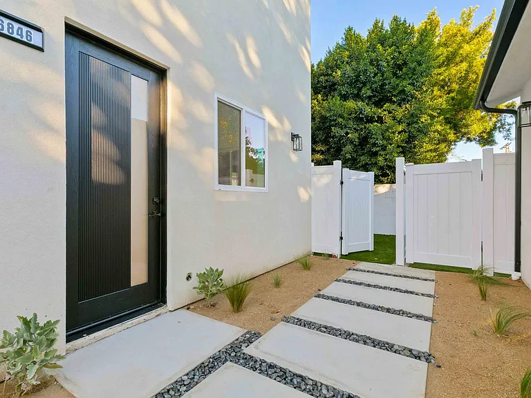 6846 Cedros Ave — Photo 1