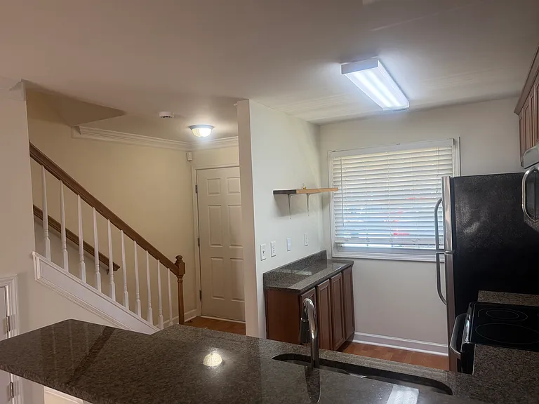 1215 Green Oaks Ln #H — Photo 6