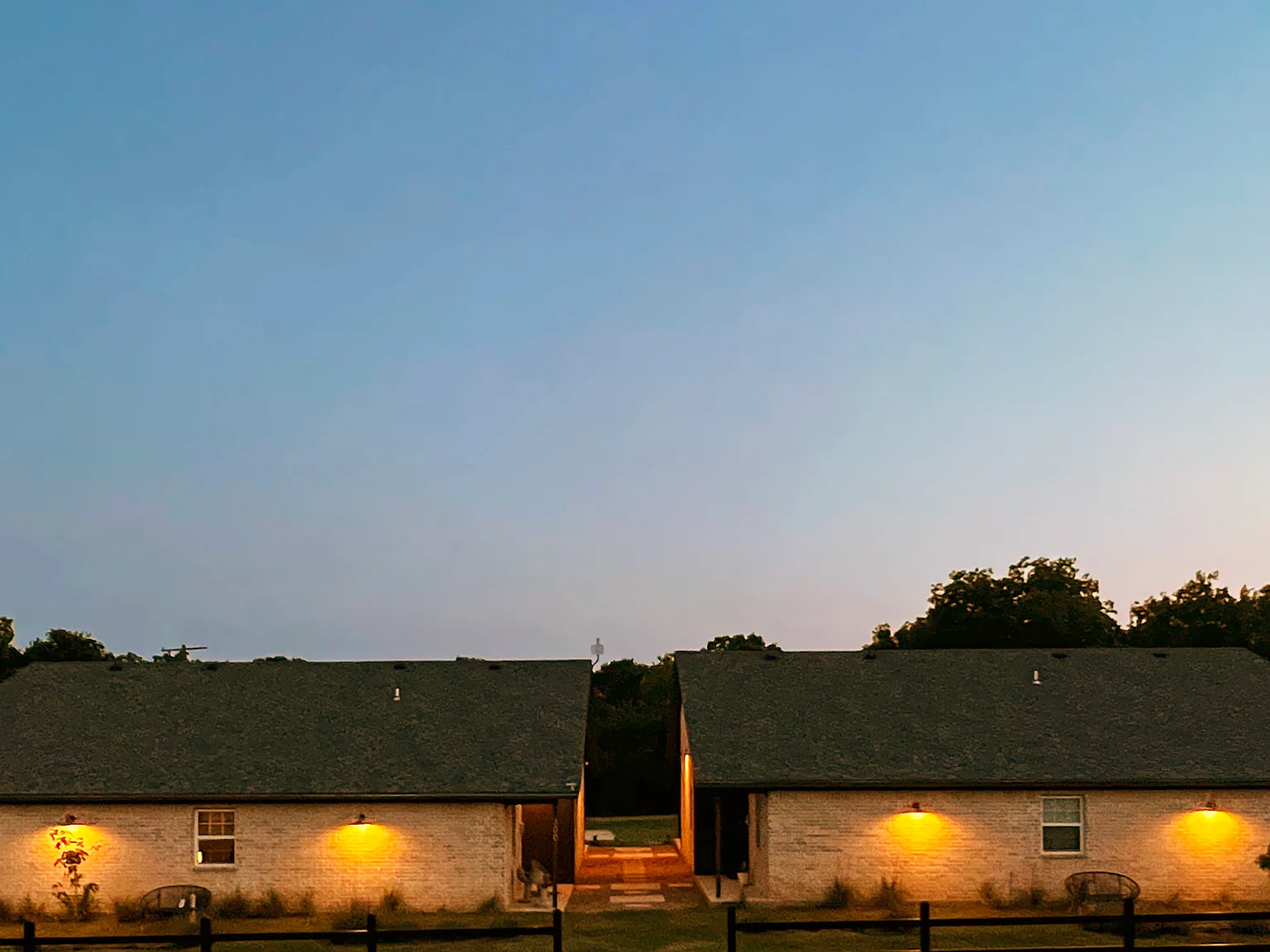 300 W Neil Armstrong Pl — Photo 2
