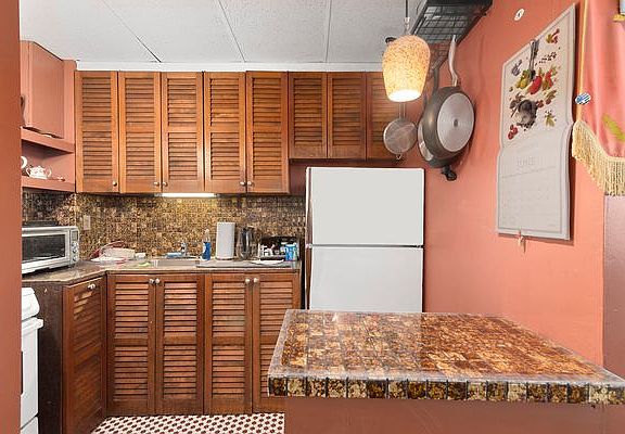 3rd image of 325 W 89th St APT 3