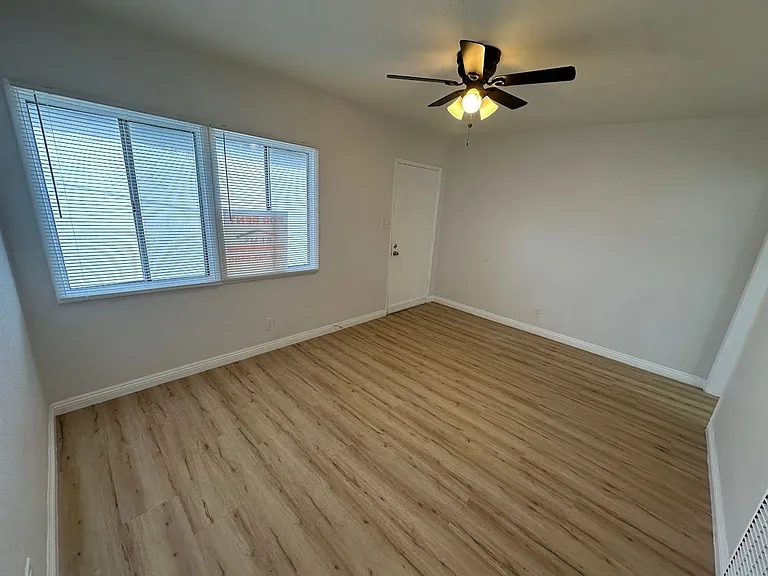 Fully Remodeled Ground-Level Studio Apartment with Modern Finishes — Photo 4