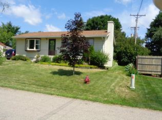 28 Hillcrest Ct SW, Pine Island, MN 55963