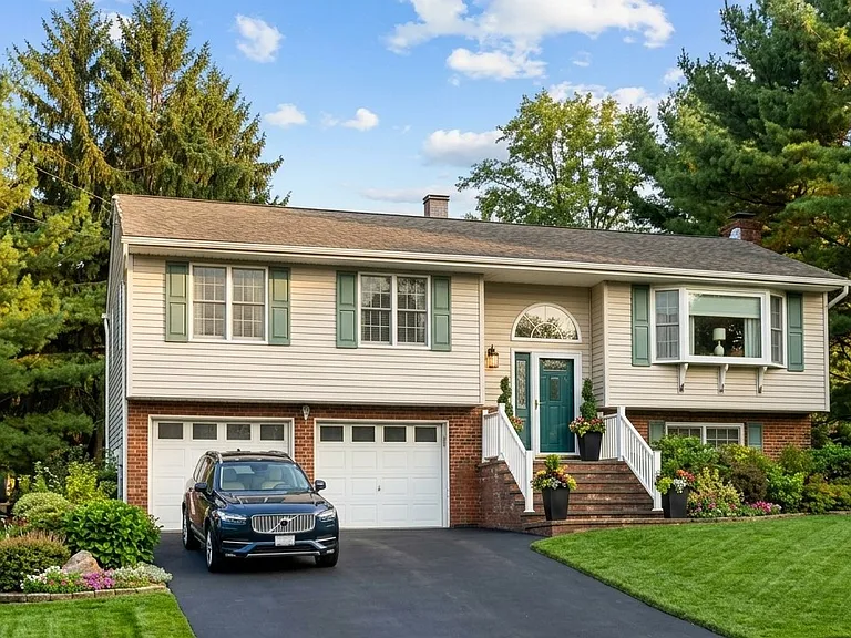 7 Brewster Rd — Photo 1