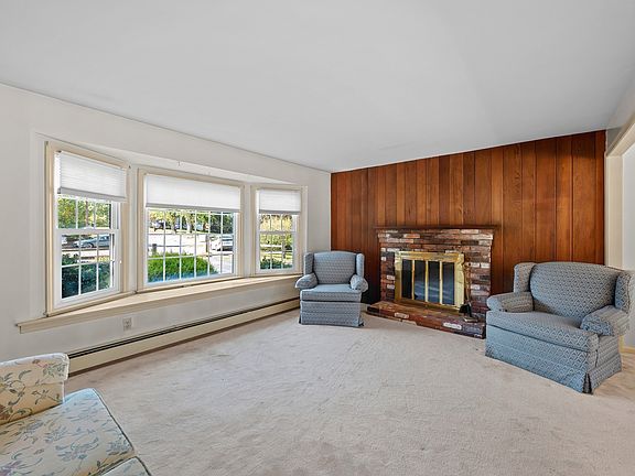 4th image of 42 Pinebrook Ln