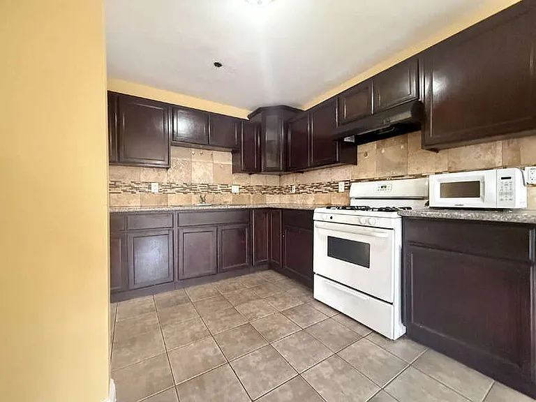 9011 Orchard Ave — Photo 5