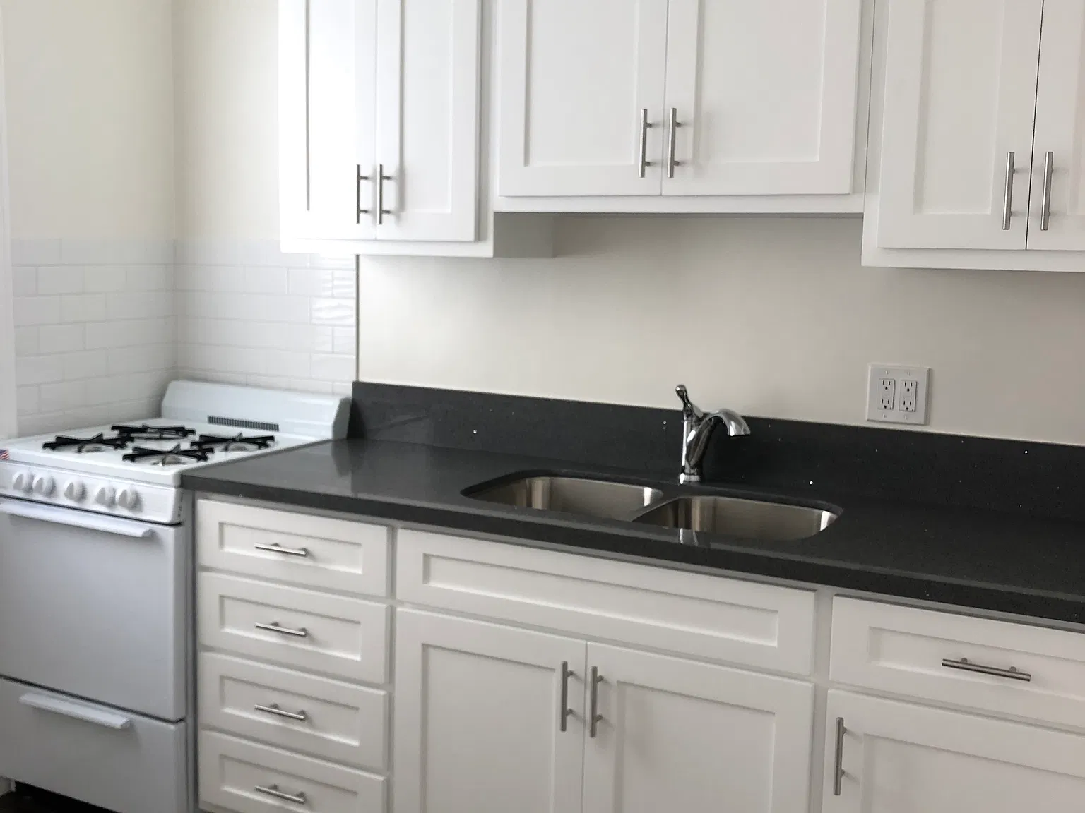 2890 Leeward Ave — Photo 2
