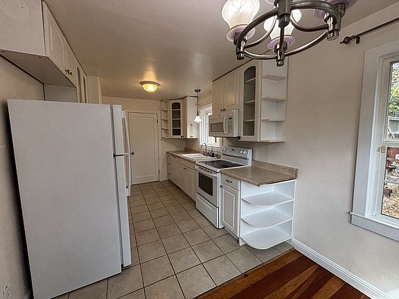 5th image of 775 Spring St