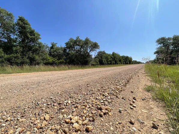 5 County Road 14, Hallettsville, TX 77964