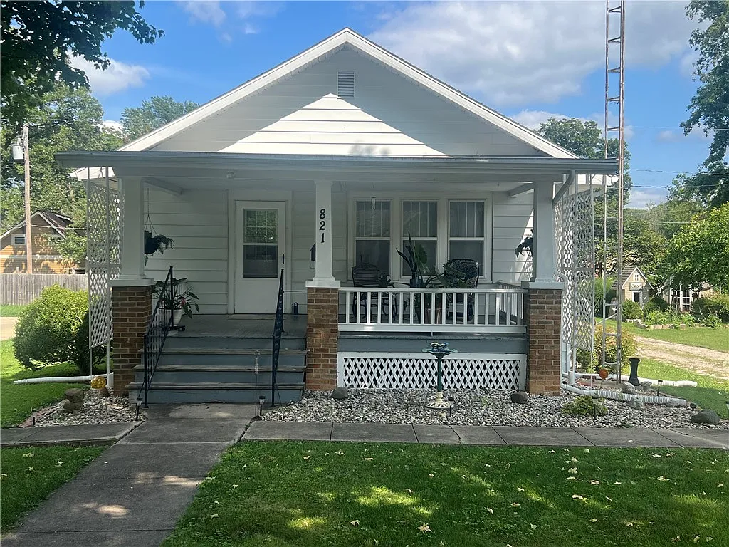 821 Division St photo 1