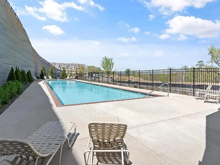 1905 Manor Pointe Dr — Photo 29