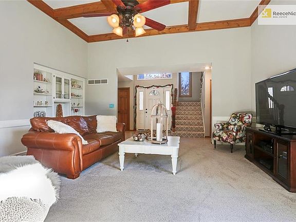 Neutral colors & new carpet