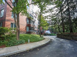 300 River Rd APT 312, Manchester, NH 03104