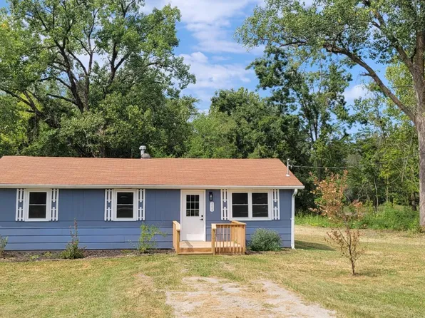 208 S Walnut St, Bunceton, MO 65237