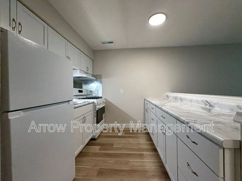 2 bed, 1.0 bath, $950 — Photo 1