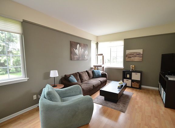 3rd image of 584 E Thornhill Ln