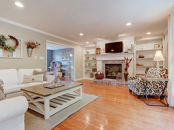 3rd image of 1451 Queensbridge Dr