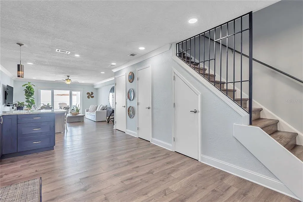 3 bed, 3.5 bath, 1437 sqft, $4,700 — Photo 2