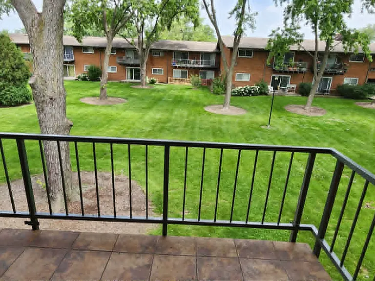 1910 W Hatherleigh Ct #2E — Photo 7