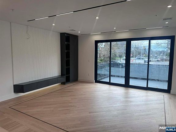 3rd image of 411 Jane St
