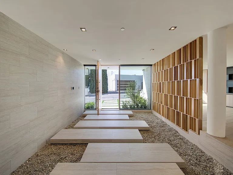 8765 Hollywood Blvd — Photo 12