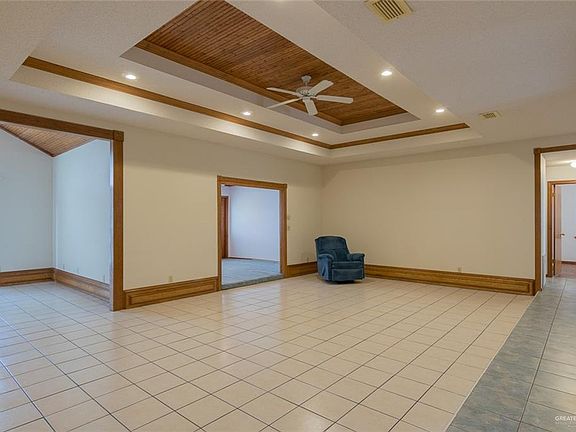 2nd image of 301 Kiwi St