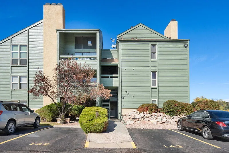 120 W Rockrimmon Blvd — Photo 2