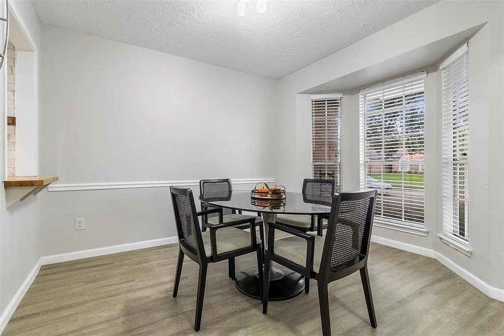 3 bed, 2.0 bath, 1341 sqft, $2,100 — Photo 3