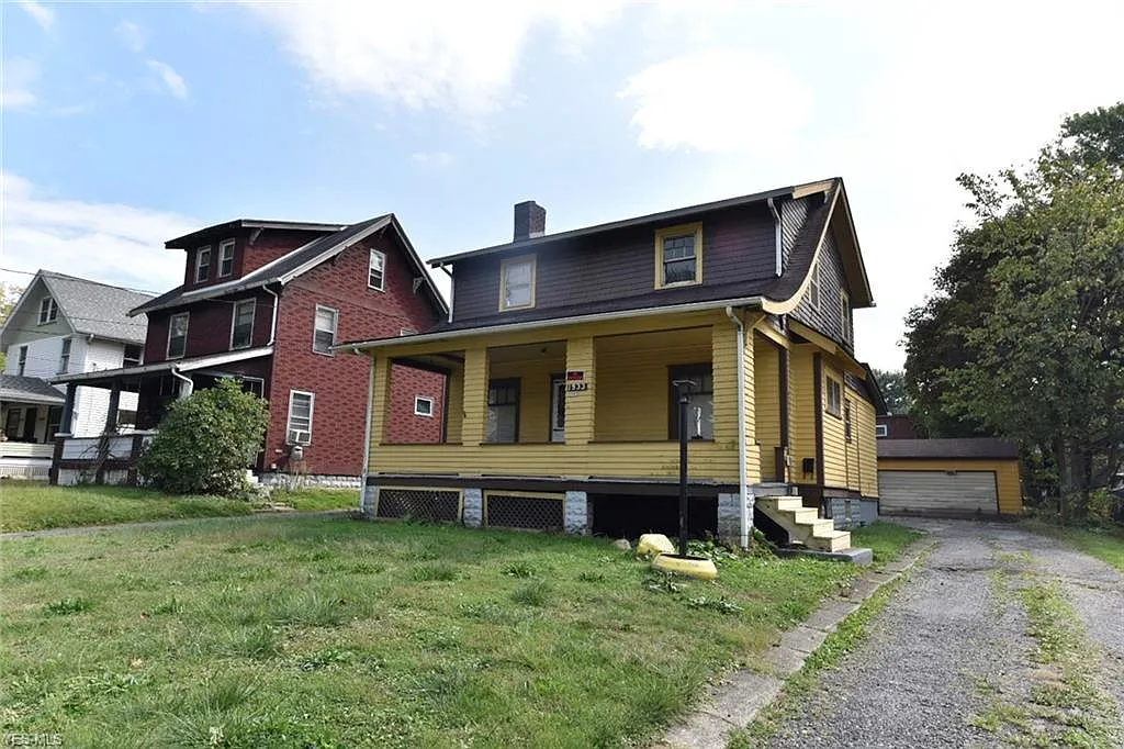 1933 S Heights Ave photo 1