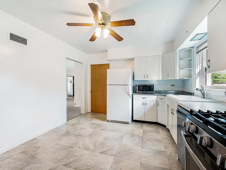 429 S Stratford Ave — Photo 8