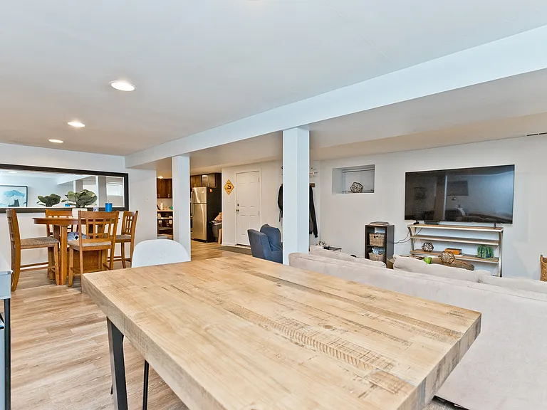 900 W Newport Ave #G — Photo 4