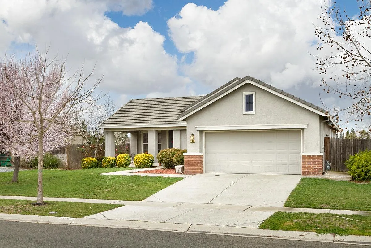 2126 Golden Gate Dr photo 1