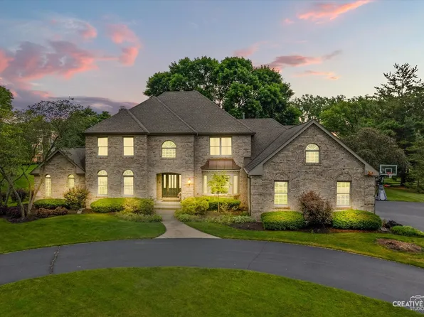 2 Buckingham Dr, Sugar Grove, IL 60554
